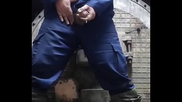 Этот разнорабочий из России установил рекорд: его камшот длился почти 40 секунд! Вот что делает недельное воздержание от секса! 