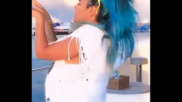 Karol G En Yate, Mostrando Su Rico Culito thumbnail