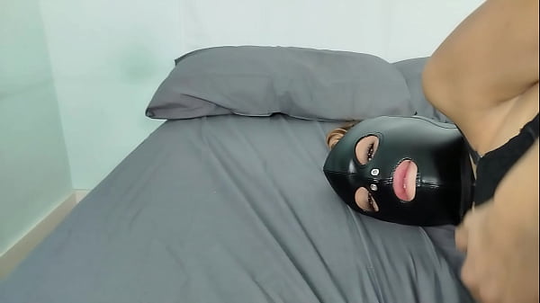 Nonton Petty Bdsm Slut Playing With Her Wet Pussy Whipped By Her Master With Slave Leather Mask Until Orgasm thumbnail