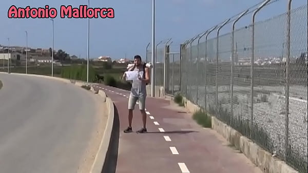 Nonton The Hitchhiking Editon thumbnail