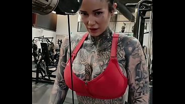 Melody Radford mostra corpo gostoso malhando na academia