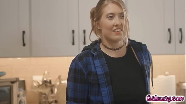 Nonton Lulu Chu Caught Electra Rayne Masturbating And Helps Her Out thumbnail