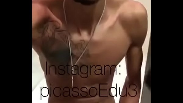 Play MP4 - Dotado se masturbando