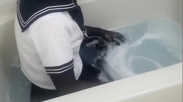 ローション風呂にセーラー服、黒ストッキングで入る thumbnail