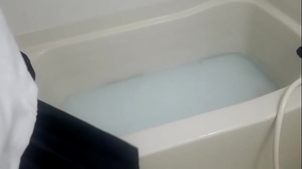 Nonton ローション風呂にセーラー服、黒ストッキングで入る thumbnail