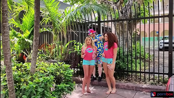 Nonton Willow Ryder & Vivianne Desilva Eat Cum Off Pineapple In Rimming Threesome thumbnail