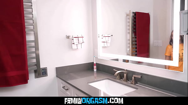 Nonton Lesbian Sisters Playing With Toothbrushes Together thumbnail