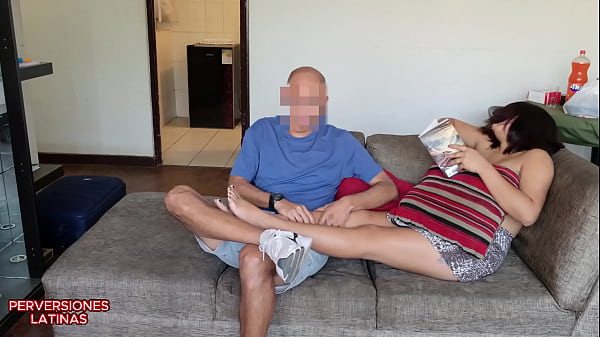 Folle A Mi Hijastra Virgen Mientras Leia Un Libro thumbnail