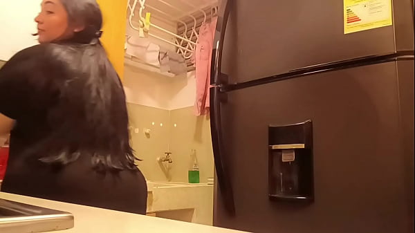 Nonton Mi Hijastro Me Sorprende En La Cocina Con Muy Poca Ropa Y Terminamos Follando A Escondidas - Parte 1 thumbnail