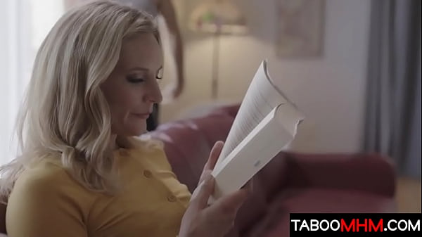 Nonton Her Stepson Throws Her On The Couch And Starts Fucking Her Cunt - Mona Wales thumbnail