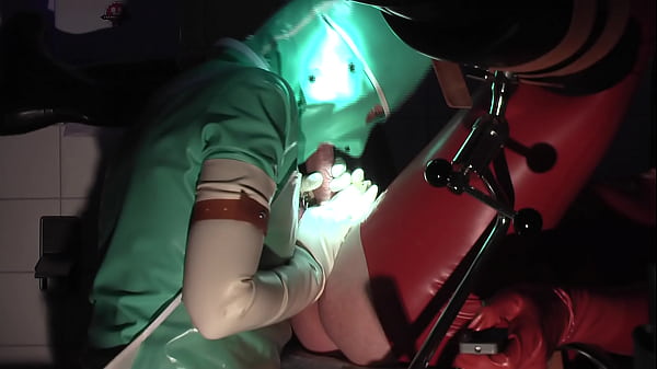 Rubbernurse Agnes - Jadegr&uuml;nes Latex-schwesternkleid Mit Maske, Wei&szlig;en Langen Latexhandschuhen, Teil 1, Handjob, Prostatamassage, Pegging Mit Einem Langen D&uuml;nnen Dildo thumbnail