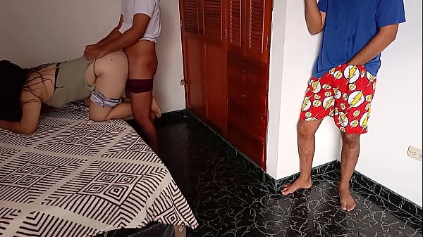 Descubro a mi esposa infiel follando con el vecino, al ver que le esta metiendo duro la polla me masturbo mientras los veo, soy un cornudo
