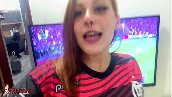 Nonton Essa Novinha Atrapalha O Marido Assistir O Jogo De Um Jeito Bem Gostoso thumbnail