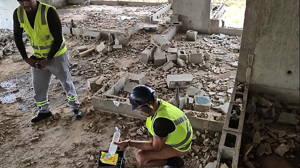 Sozinhos Na Obra Os Eletricista Safados Brincam Pinto De Borracha thumbnail