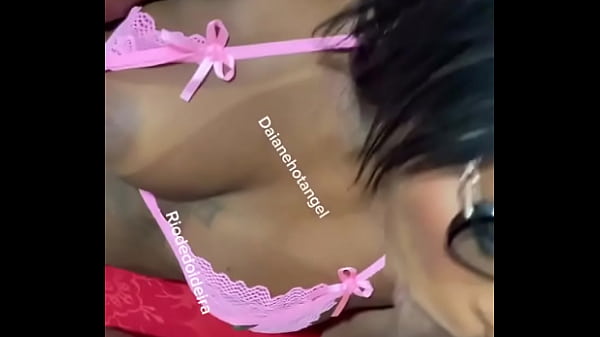 Enquanto eu mamava meu corno riodedoideira me chupava deliciosamente me deixando mais excitada. Tudo isso você encontra …