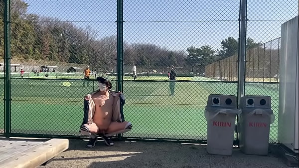 女装まゆのテニスコート横で全裸露出 thumbnail