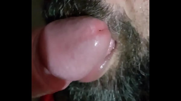 Mamando um piroc&atilde;o de um casado na sauna 