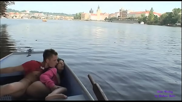 Nonton Exhibitionists Have Sex In The Pub And On The Streets Of The City thumbnail