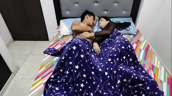 Nonton El Ruido De Mis Vecinos No Me Deja Dormir Y Aprovecho Para Una Buena Follada Con Mi Esposa thumbnail