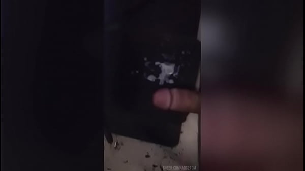 Acabando mucho y pegandole con la pija a la mesa! Argentinian big cock!