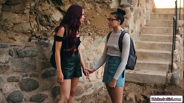 Nonton Redhead Teen Inviting Her Two Hot Friends To A Threesome thumbnail