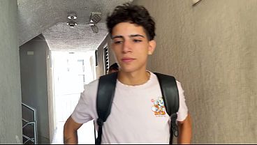 Nonton Qu&eacute; Puede Pasar Si Una Madrastra Comparte Una Habitacion De Hotel Con Su Hijastro thumbnail