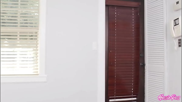 Nonton Brittany Andrews Takes Brickzilla&rsquo;s Yule Log Up Her Naughty Chimney! thumbnail