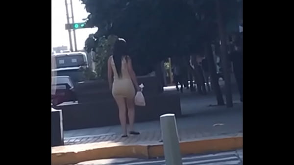 Mujer Bajita Piel Blanca Venezolana Bonito Trasero Movi&eacute;ndolo Al Caminar thumbnail