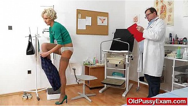 Nonton Fake Dong In Pussy During A M. Gyno thumbnail