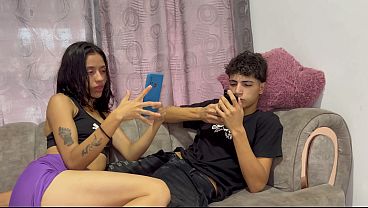 NO TE CORRAS ADENTRO Hermanastra_ofrece_su rico_coño a_cambio de nuevo_telefono