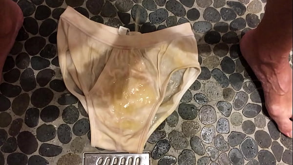 Pisser Dans Un Nouveau Slip Blanc thumbnail