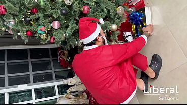 Nonton Santa Claus Y Su Duende Se Cogen A Joven Chica Por El Culo thumbnail