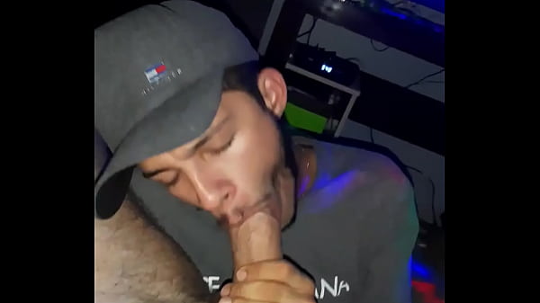 Cara Do Pauz&atilde;o Dando De Mamar Ao Novinho thumbnail