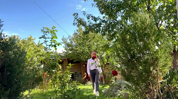 Nonton Last Summer's Memory: A Hot Milf Gives Me A Nice Blowjob And I Give Her A Pretty Facial thumbnail