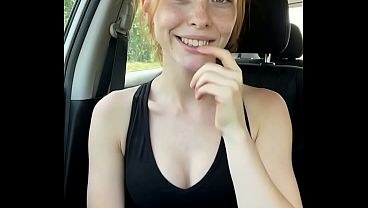 Chica grabando un TikTok en el auto