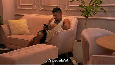 Nonton A Busty Blonde Walks Out Of The Bathroom Naked After Her Stepbrother Plays A Prank On Her With The Towel thumbnail