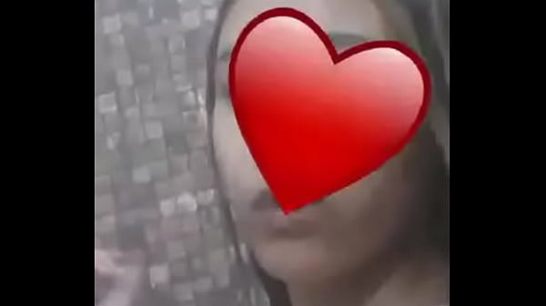 Quase mostrando as tetas 