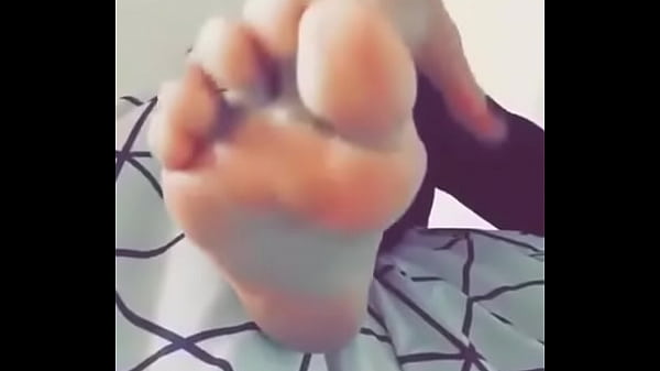 Ense&ntildea su lindo pie y su planta