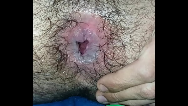 Enfiando duas bolas no meu cu 