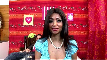 Mãe latina safada transa com pau enorme em cena quente