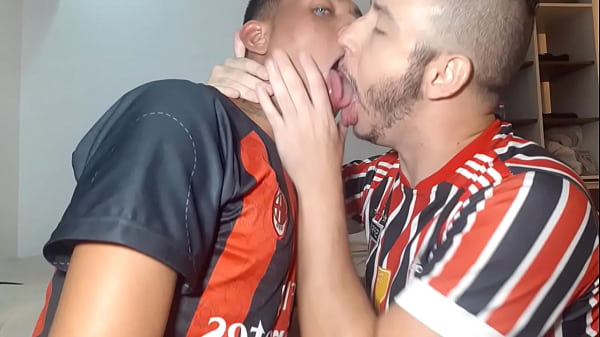 Pegacao Entre Garotos Chupando Um Ao Outro thumbnail