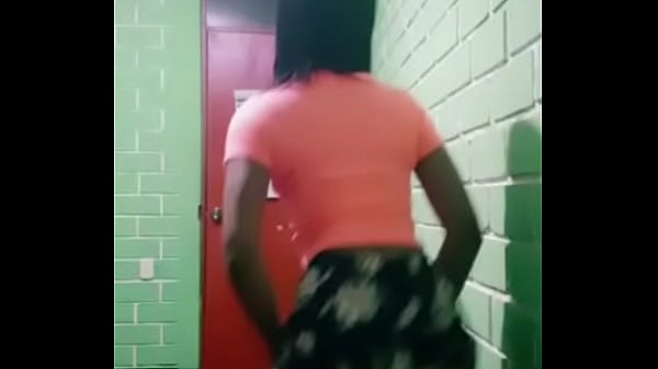 Vane bailando sexy con gran trasero 