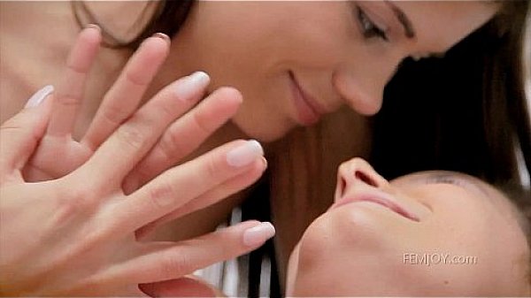 Nonton Naked Pillow Fight With Caprice thumbnail