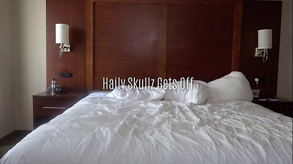 Nonton Haily Skulls Hot Gilf Masturbates thumbnail