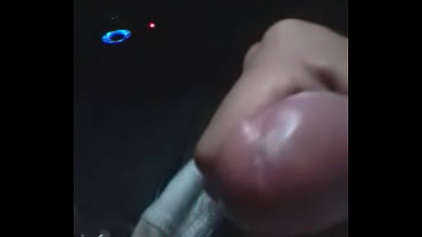 Novinho batendo uma punheta e gozando