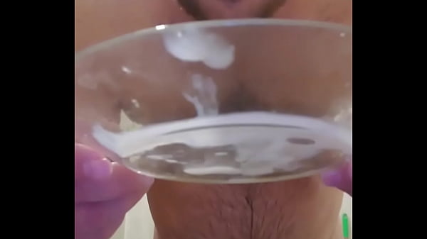 Симпатичный гей с брюшком снял на камеру как он мастурбирует в душе, обильно кончает и пробует свежую сперму на вкус! Его сперма у него на языке! Полный ролик смотрите в моём Red! thumbnail