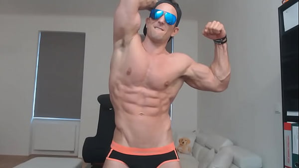 Jakub Stefano flexing