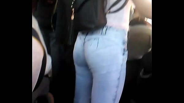 Xhiblola mostrando culo en el micro