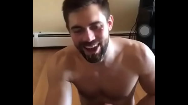Le llena la boca de leche y el se la toma