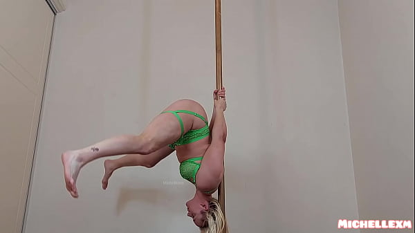Hot blonde incredible pole dance